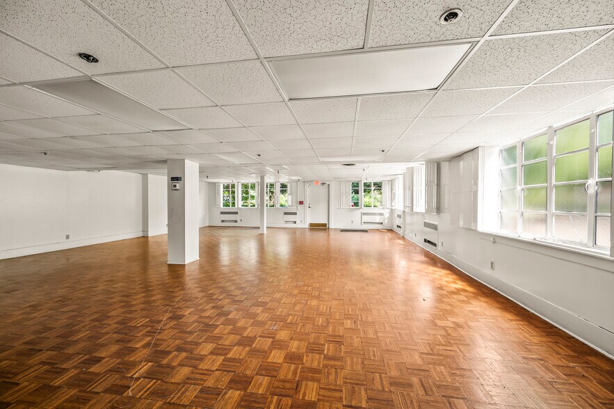 More Photos Of 1690 W English Rd, High Point Showroom For Sale