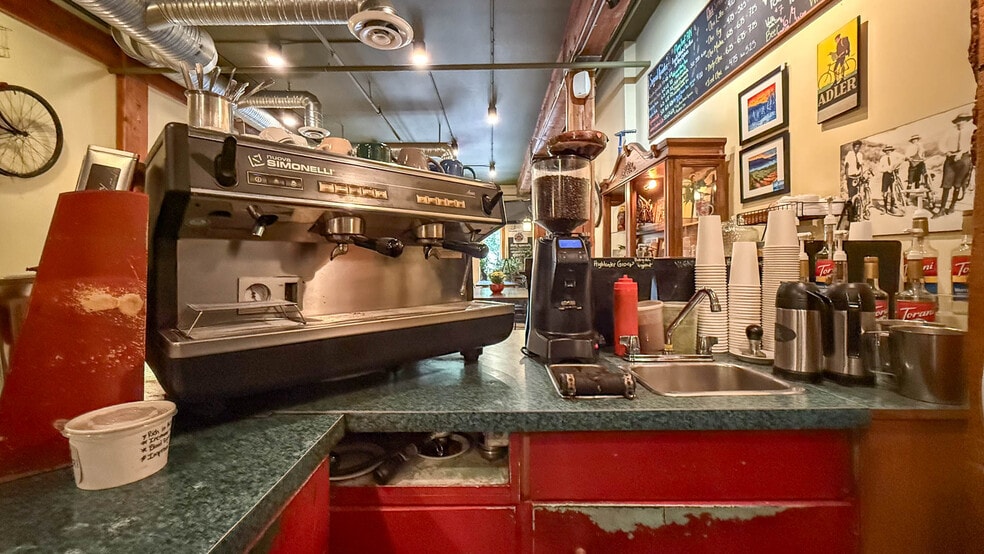 More Photos Of 1357 Ellis St, Kelowna Office For Sale