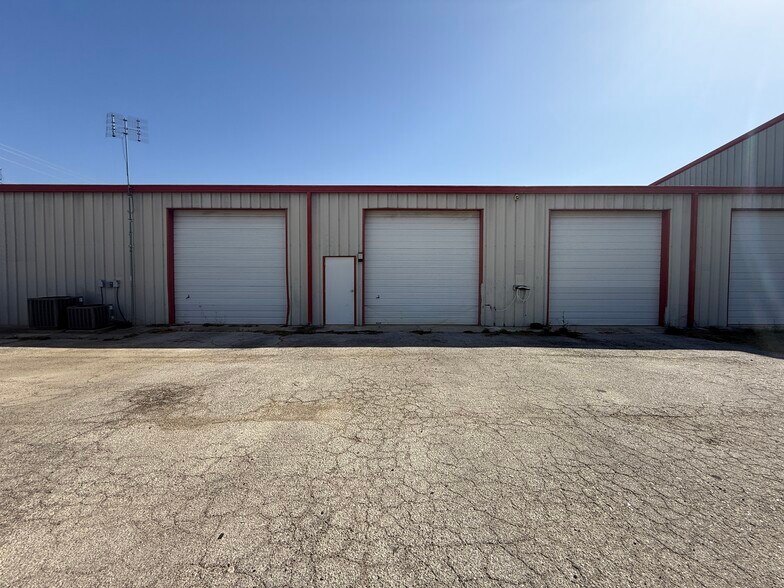 More Photos Of 1237 W Oaklawn Rd, Pleasanton Industrial For Lease