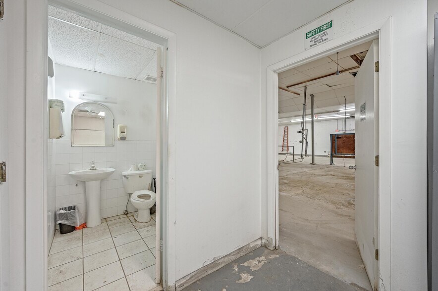 More Photos Of 3041 Gateway Dr, Pompano Beach Warehouse For Sale