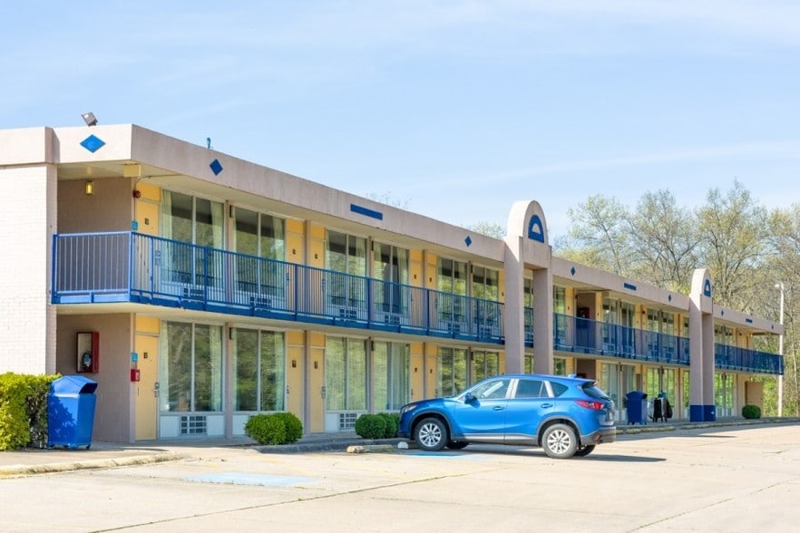 More Photos Of 1400 N Lafayette St, Macomb Hospitality For Sale