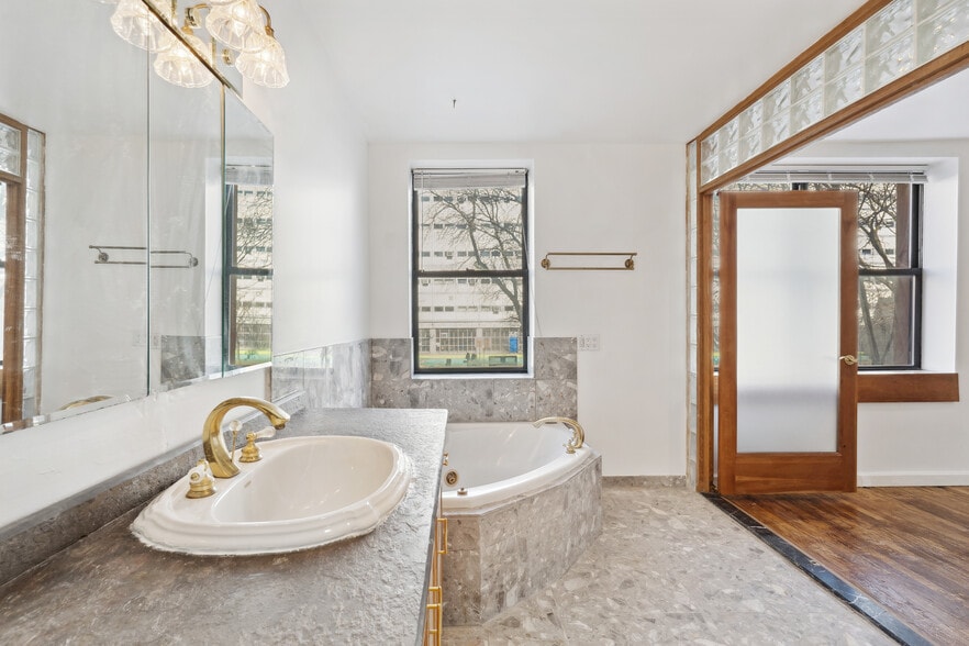 More Photos Of 424 W 49th St, New York Apartments For Lease