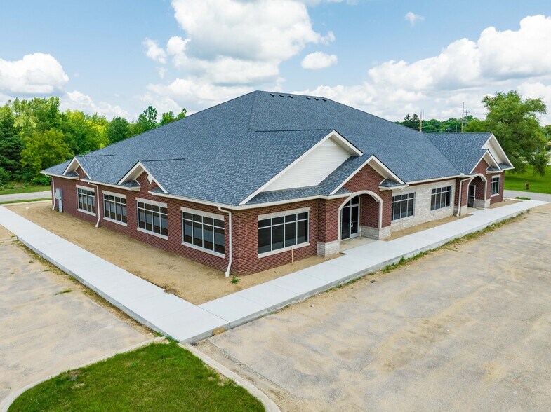 More Photos Of 6400 Waldon Center Dr, Village of Clarkston Medical For Lease