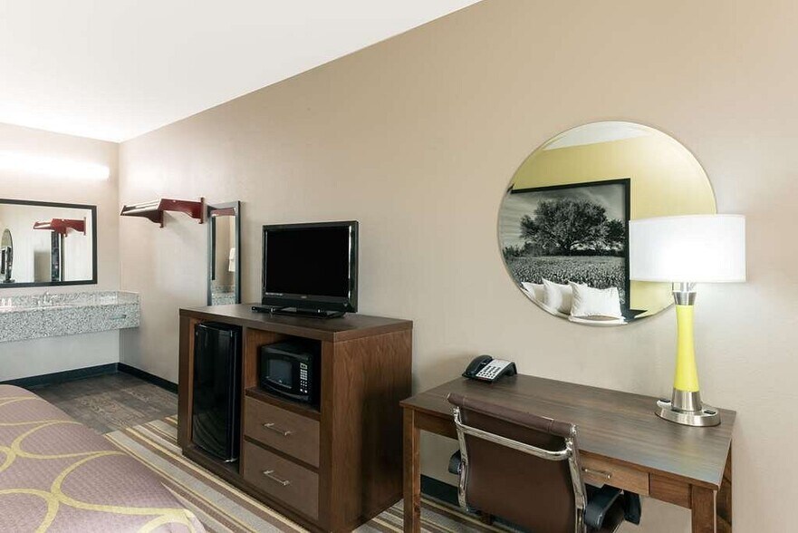 More Photos Of 2205 Chestnut St, Colorado City Hotel For Sale