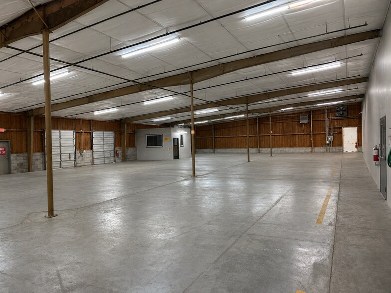 More Photos Of 5227 Middlebrook Pike, Knoxville Light Distribution For Lease