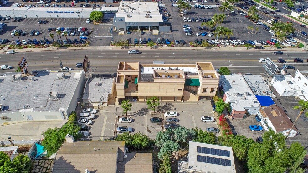 More Photos Of 21506 Ventura Blvd, Woodland Hills General Retail For Lease