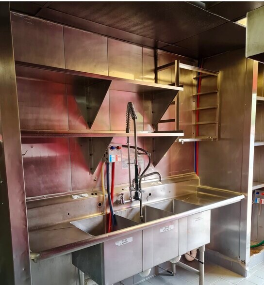 More Photos Of 2423 Commercial Ave, San Antonio Fast Food For Lease