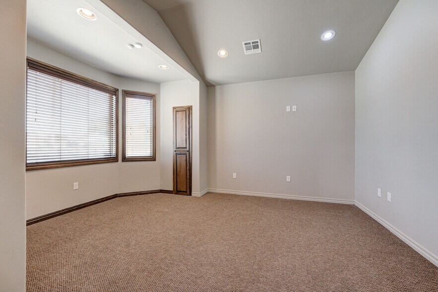 More Photos Of 450 E Main St, Yukon Religious Facility For Sale