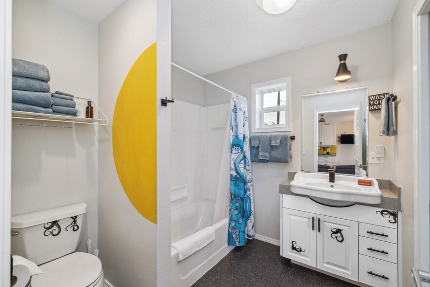 More Photos Of 105 S 6th Ave, Rockaway Beach Hotel For Sale