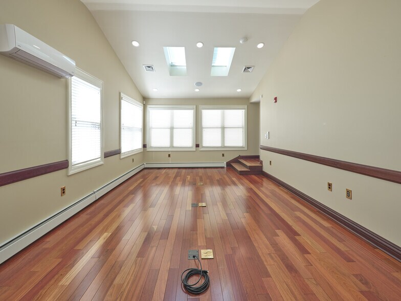 More Photos Of 67 W Court St, Doylestown Office For Lease