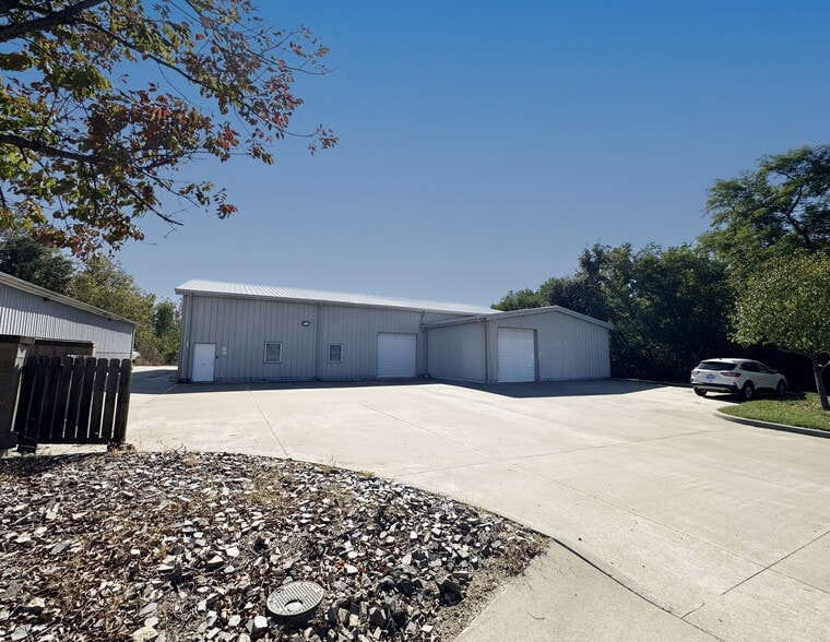 More Photos Of 422 W 2nd St, Bonner Springs Warehouse For Lease