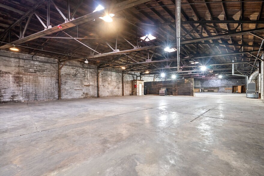 More Photos Of 1214 College St, Clarksville Warehouse For Lease