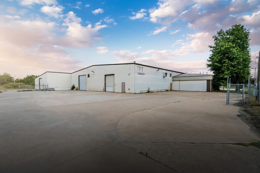 More Photos Of 2976 N Florence Ave, Tulsa Warehouse For Lease