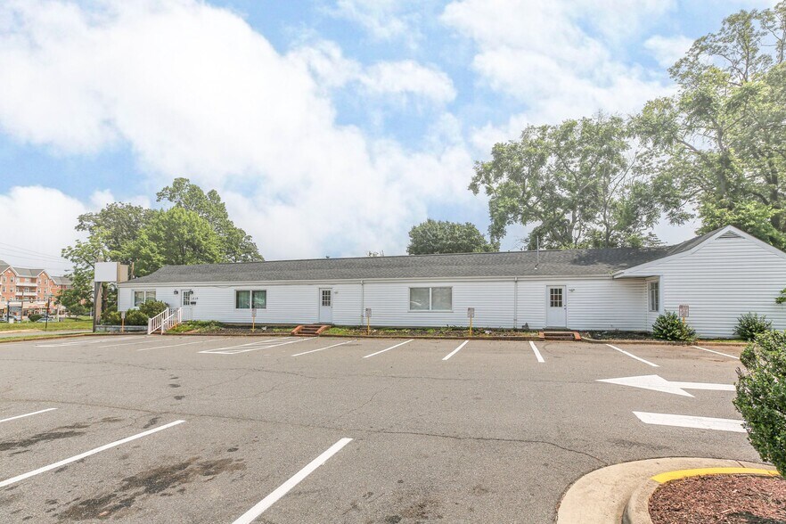 More Photos Of 1210 Snowden St, Fredericksburg Veterinarian Kennel For Lease