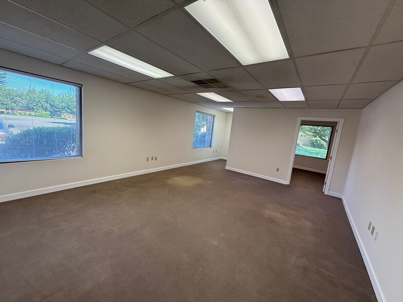 More Photos Of 403 Chatham Sq, Fredericksburg Office For Sale
