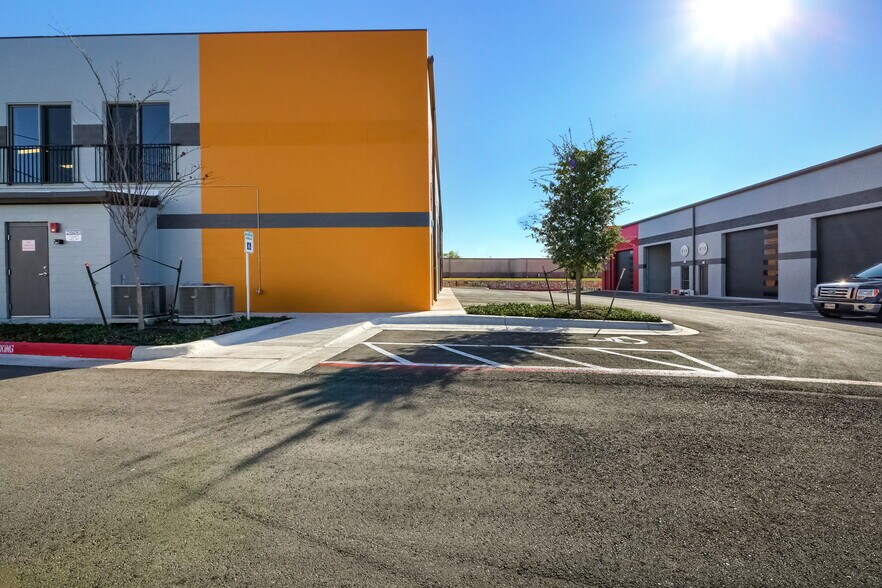 More Photos Of 2100 Double Creek Dr, Round Rock Warehouse For Lease
