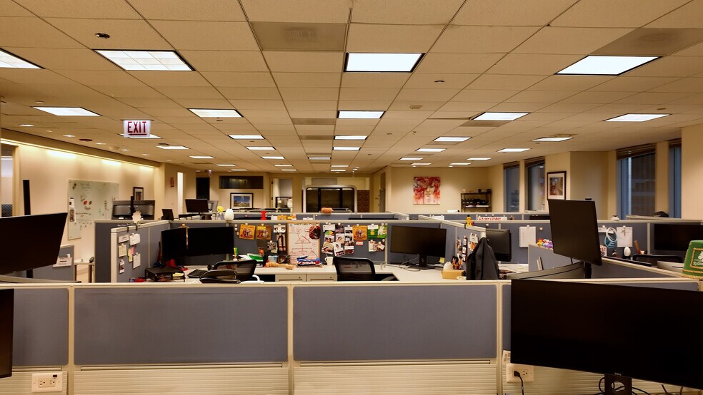 More Photos Of 225 W Wacker Dr, Chicago Office For Sale