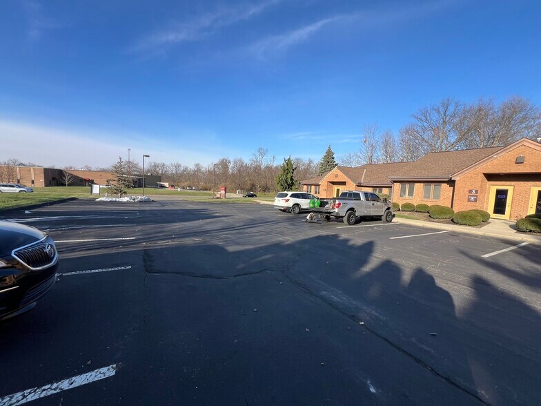 More Photos Of 1375 Kemper Meadow Dr, Forest Park Office Residential For Lease