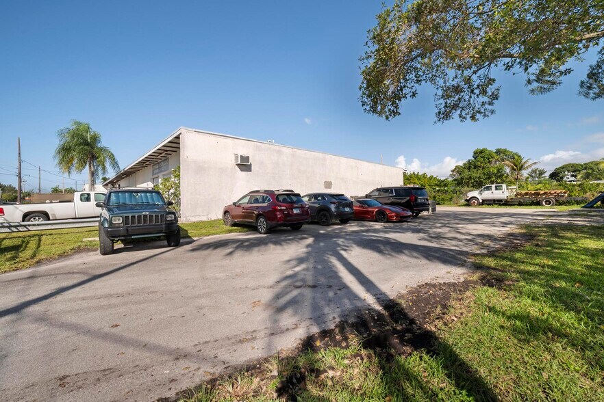 More Photos Of 3909-3939 SW 12th Ct, Fort Lauderdale Warehouse For Lease
