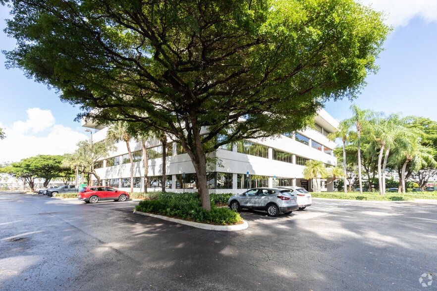 More Photos Of 5775 Blue Lagoon Dr, Miami Unknown For Lease