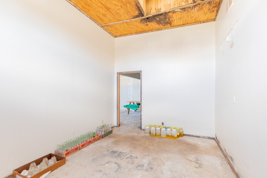 More Photos Of 221 N Cleveland Ave, Cushing Department Store For Sale