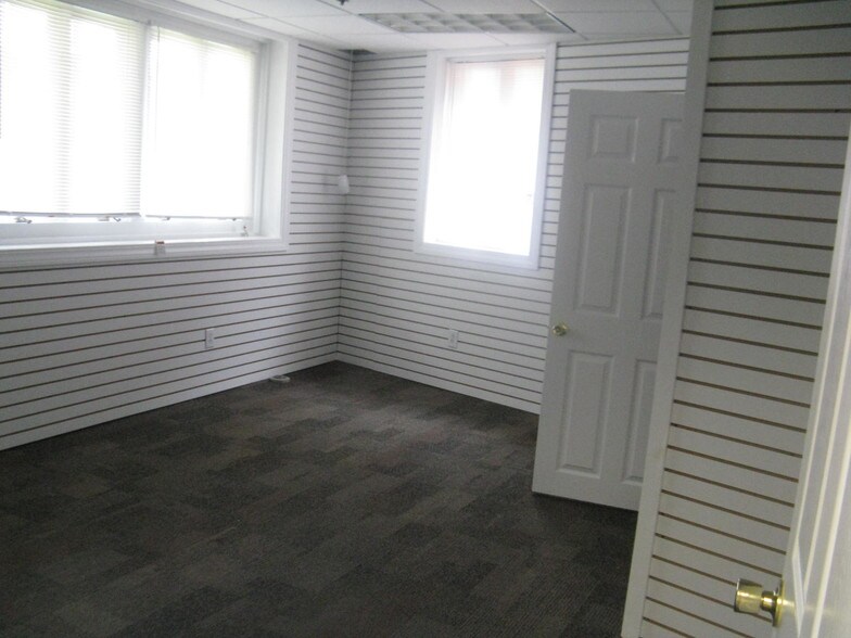 More Photos Of 675 W Shore Rd, Warwick Showroom For Lease