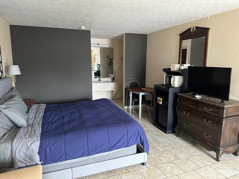 More Photos Of 1500 Edmonton Rd, Tompkinsville Hotel For Sale