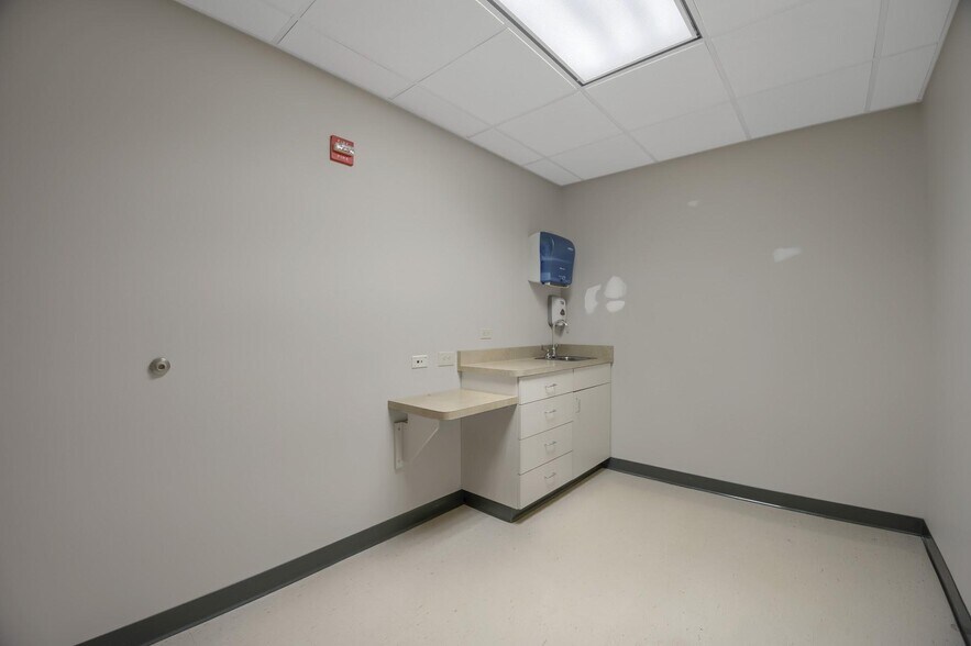 More Photos Of 21 Laurel Ave, Cornwall Medical For Lease