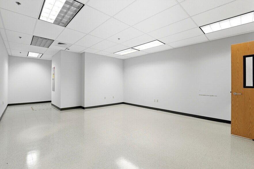 More Photos Of 25 Manchester St, Merrimack Loft Creative Space For Lease