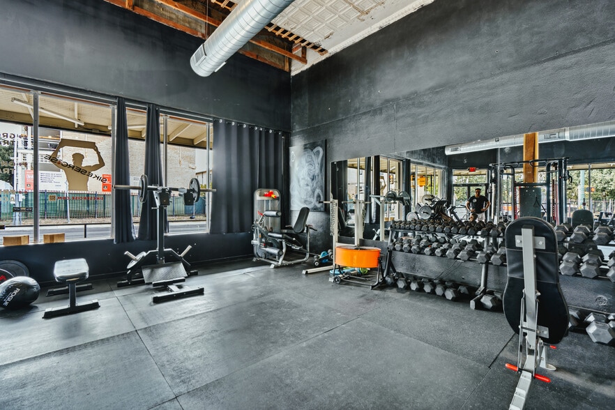 More Photos Of 1941-1947 N New Braunfels Ave, San Antonio Storefront Retail Office For Lease