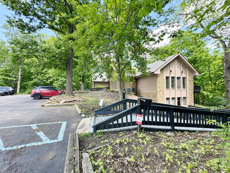 More Photos Of 6350 N Shadeland Ave, Indianapolis Office For Lease