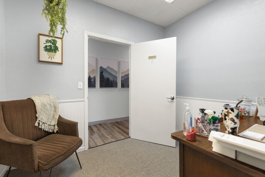 More Photos Of 725 S Main St, London Medical For Sale
