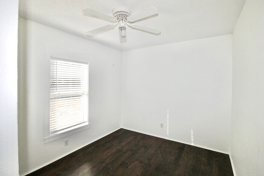 More Photos Of 610 Dundee Rd, Dundee Storefront Retail Residential For Lease