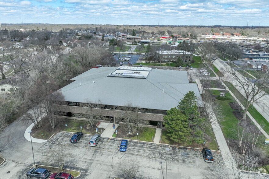 More Photos Of 500 Coventry Ln, Crystal Lake Office For Lease