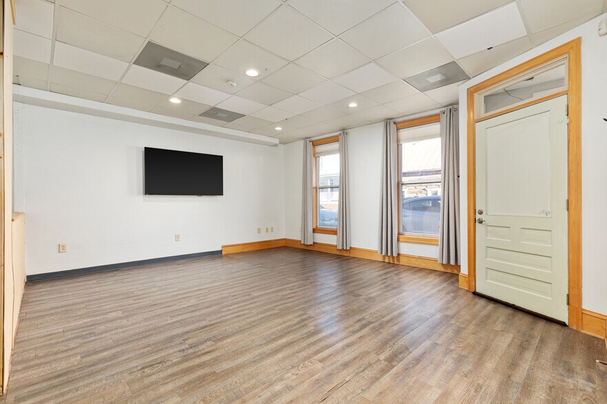 More Photos Of 238 E King St, Strasburg Storefront For Sale