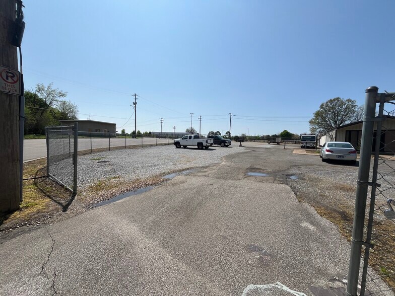 More Photos Of 4277 Pidgeon Roost Rd, Memphis Service For Sale