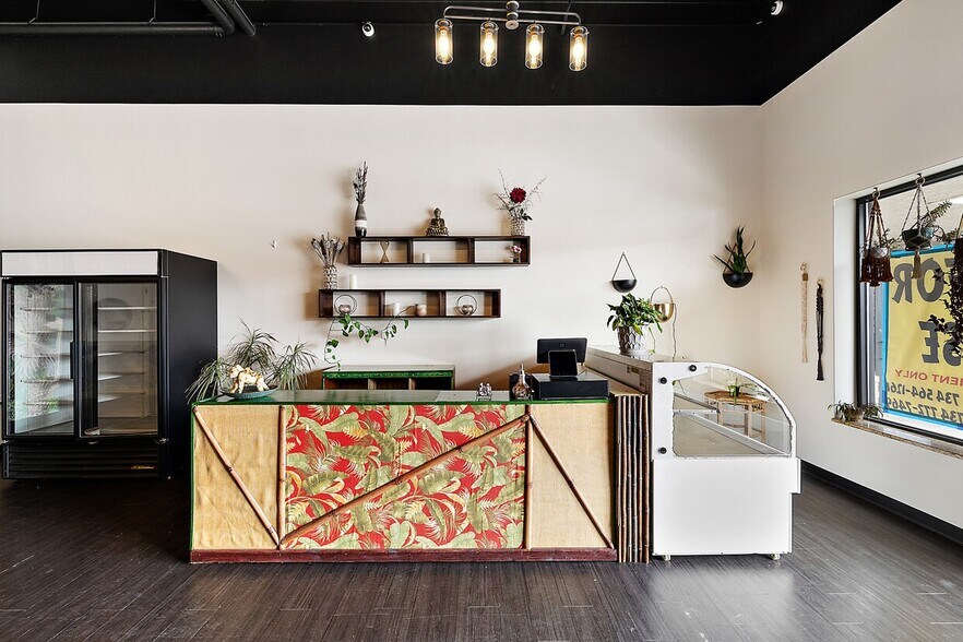 More Photos Of 37620 Ford Rd, Westland Storefront For Lease