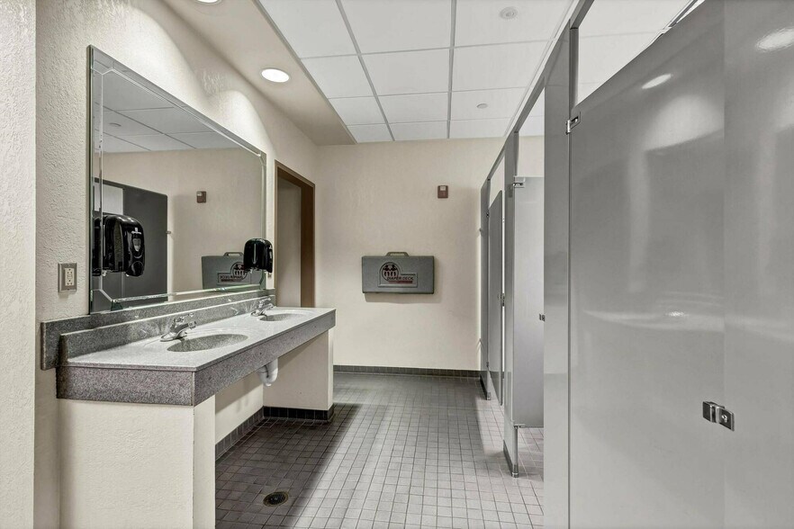 More Photos Of 575 Oak Ridge Tpke, Oak Ridge Medical For Sale