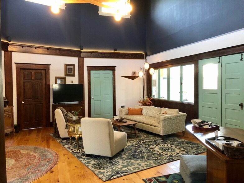 More Photos Of 7809 NE Everett St, Portland Religious Facility For Lease