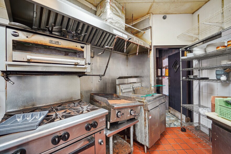 More Photos Of 1547 Arthur Kill Rd, Staten Island Freestanding For Lease