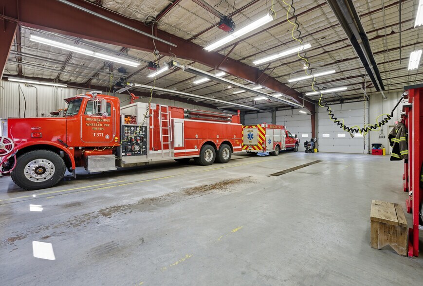 More Photos Of 513 E Saginaw St, Breckenridge Warehouse For Lease