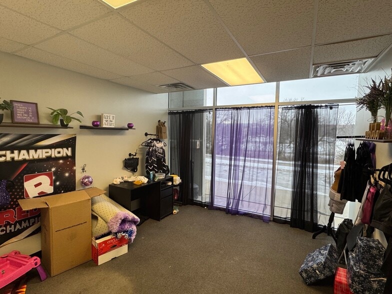 More Photos Of 8325-8339 Nieman Rd, Lenexa Flex For Lease