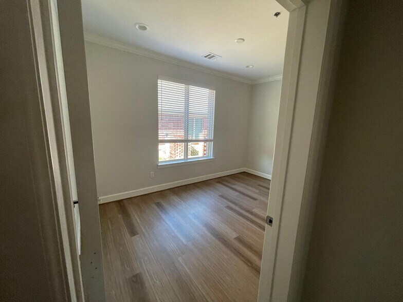 More Photos Of 400 Stonebrook Pky, Frisco Office For Sale