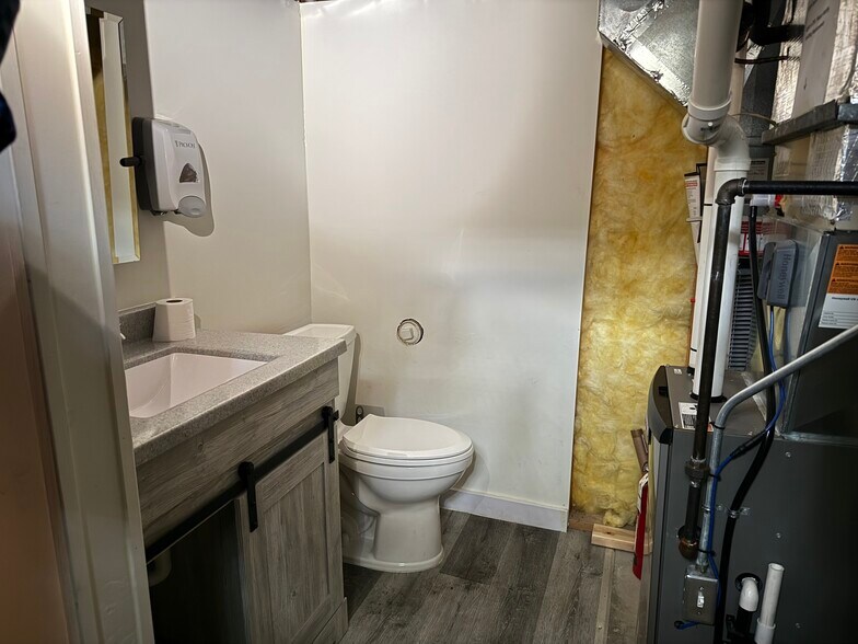 More Photos Of 1210 Arndt St, Fort Atkinson Flex For Sale