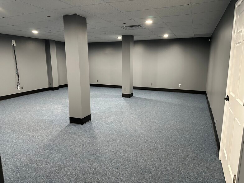 More Photos Of 9130 Otis Ave, Indianapolis Showroom For Sale