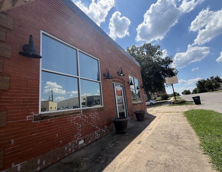 More Photos Of 105 S Water St, Sapulpa Showroom For Lease