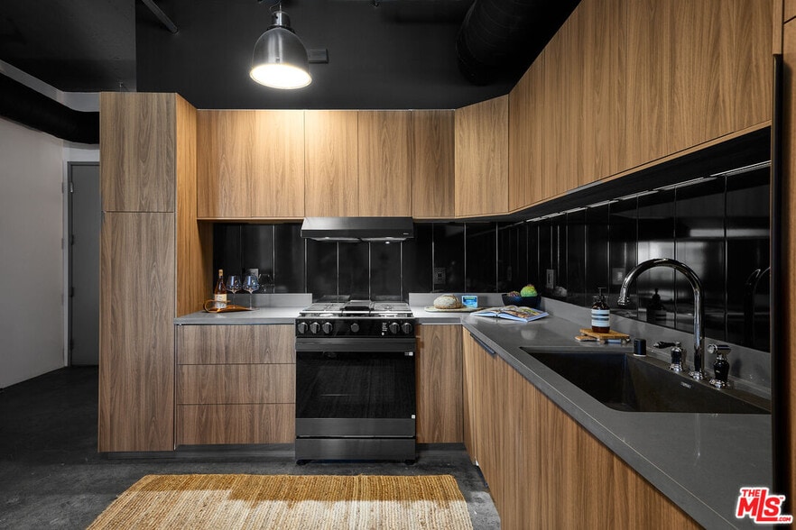 More Photos Of 1855 Industrial St, Los Angeles Apartments For Sale