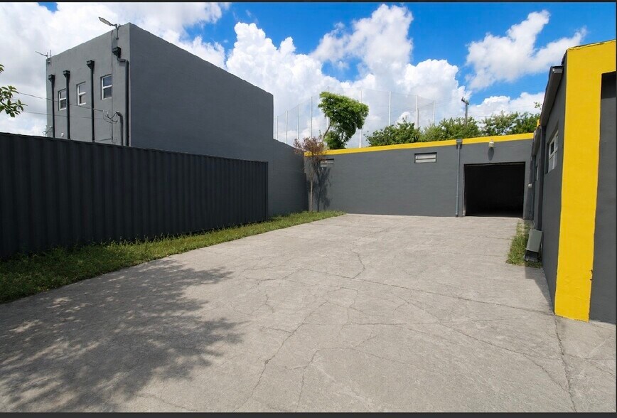 More Photos Of 17220 NW 2nd Ct, Miami Warehouse For Sale