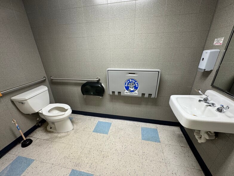 More Photos Of 1313 N Wood Ave, Florence Freestanding For Sale