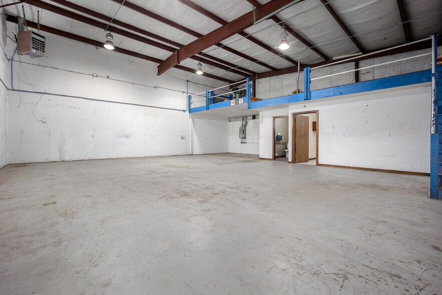 More Photos Of 2756 Broce Dr, Norman Warehouse For Lease